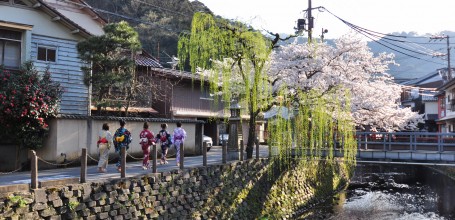 Japonaises en yukata dans les rues de Kinosaki Onsen