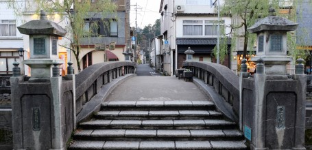 Kinosaki Onsen (Hyogo), Pont de pierre traversant la rivière Otani au centre-ville