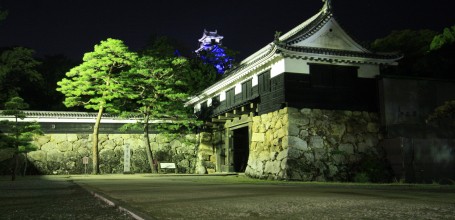 Château de Kochi à Shikoku, Vue nocturne sur la porte principale Ootemon et le donjon