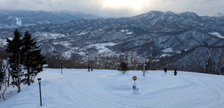 Mont Moiwa (Sapporo), sentier enneigé et vue sur les montagnes en hiver