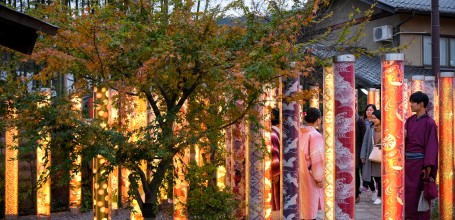 Forêt de kimono (Arashiyama Randen), touristes en kimono