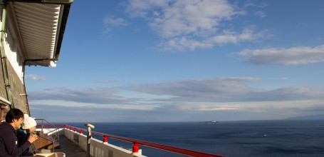 Château d'Atami, Vue sur la baie et les bains de pied ashiyu