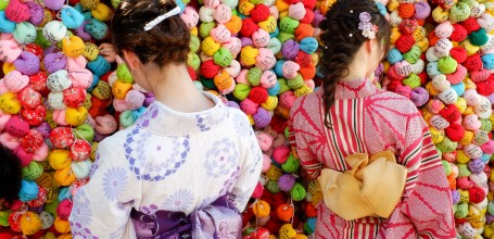 Boules Kukurizaru et Japonaises en yukata au Yasaka Koshin-do