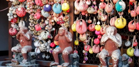 Trois singes Sanzaru de la sagesse au Yasaka Koshin-do 2