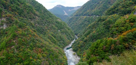Hôtel Iya Onsen (Shikoku), Vue sur la Vallée d'Iya et la rivière en automne