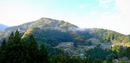 Maisons d'Alex Kerr (Shikoku), Vue sur Ochiai et la vallée d'Iya
