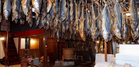 Saumons qui sèchent selon la tradition au magasin Sennensake Kikkawa