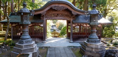 Eihei-ji (Fukui), Porte flanquée de deux lanternes et d'une fontaine d'ablutions