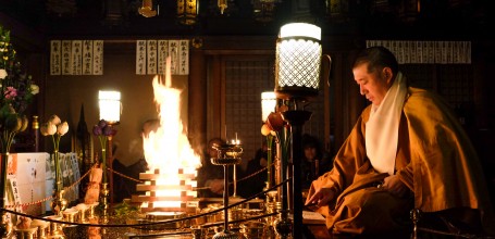 Rituel Gomagyo au petit matin au Gyokuzo-in (Nara)