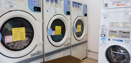 Machines à laver dans laverie automatique au Japon