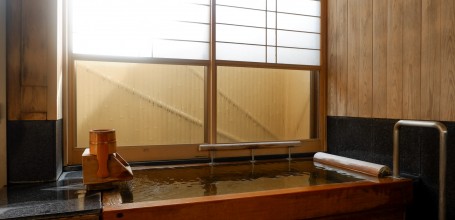 Baignoire japonaise traditionnelle onsen