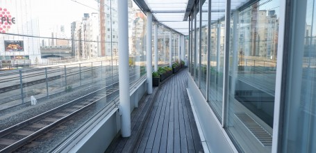Observatoire sur les quais du centre commercial mAAch ecute Kanda Manseibashi à Tokyo 2