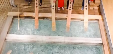 Kusatsu, cérémonie traditionnelle du Yumomi avec le public