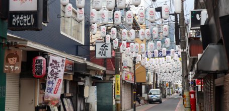 Beppu (Oita), rue typique du quartier de Takegawara Onsen décorée de lanternes