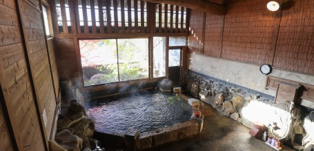Bain chaud en intérieur au ryokan Iromomiji (彩もみじ) à Kurokawa Onsen (Kumamoto)