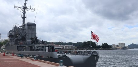 Sasebo (Nagasaki), navire des Forces navales d'Auto-Défense japonaises amarré au port
