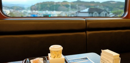 Collation dans la voiture du milieu du train Blue Symphony (Kintetsu)