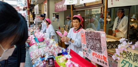 Kanamara Matsuri, Marchande de friandises