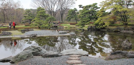 Etang et lanterne de pierre du jardin Ninomaru à Kokyo Higashi Gyoen, Tokyo