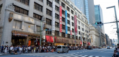 Kanda Matsuri, Spectateurs devant le grand magasin Mitsukoshi à Nihonbashi