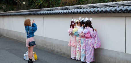 Séance photo de japonaises en tenue traditionnelle revisitée à Tokyo 