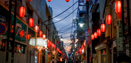 Quartier de Koenji à Tokyo, Rue éclairée par les lanternes de l'Awa-Odori