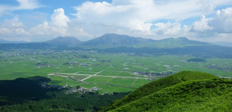 Daikanbo, vue sur les 5 pics du Mont Aso formant un Bouddha couché