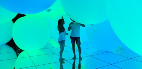 teamLab Planets (Tokyo), Expanding Three-Dimensional Existence in Transforming Space - Flattening 3 Colors and 9 Blurred Colors, Free Floating