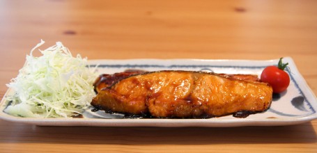 Assiette de saumon cuisiné en teriyaki