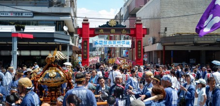 Fukagawa Hachiman Matsuri, foule de participants devant l'entrée du Naritasan Fukagawa Fudodo