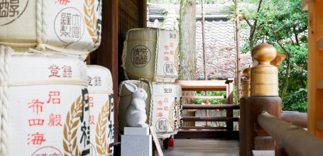 Higashi-Tenno Okazaki-jinja, statue de lapin Maneki Usagi et barils de saké