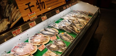 Marché Kuroshio à Marina City (Wakayama), étal de poissons prêts à cuisiner