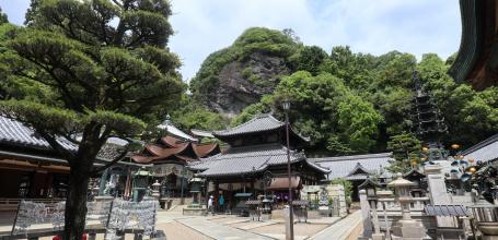 Hozan-ji (Nara), esplanade principale du temple