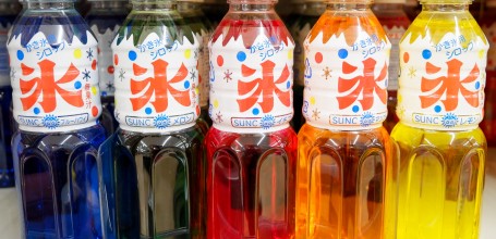 Sirops aromatisés pour glace kakigori en vente au supermarché et konbini en été au Japon