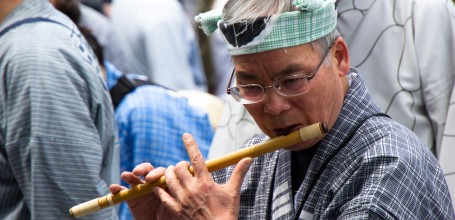 Sanja Matsuri, joueur de flûte pendant la parade du samedi