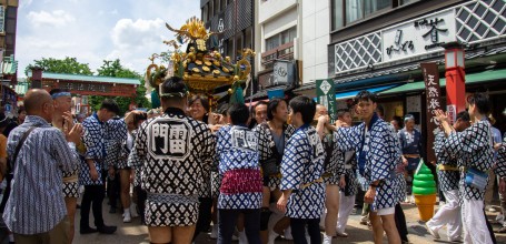 Sanja Matsuri, porteurs de mikoshi dans les rues d'Asakusa