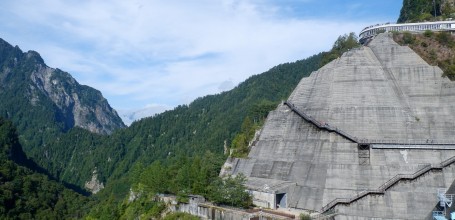 Barrage de Kurobe, escaliers extérieurs pour accéder aux observatoires