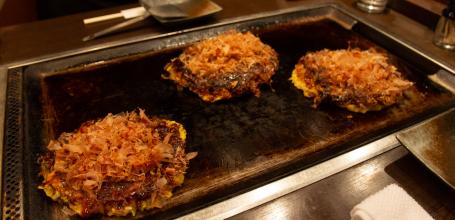 Hozenji San-pei (Osaka), okonomiyaki sur plaque de cuisson