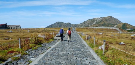 Murodo, sentier de randonnée pavé à travers le plateau et gare routière à gauche