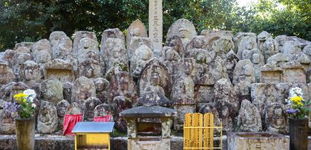 Shinnyo-do (Shinshogokuraku-ji), cimetière bouddhiste et statues de pierre