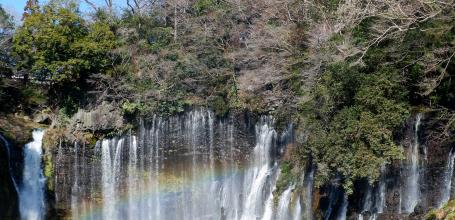Chutes d'eau de Shiraito, paysage au pied des cascades avec arc-en-ciel