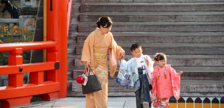 Sumiyoshi Taisha (Osaka), famille japonaise qui célèbre Shichi-Go-San en novembre