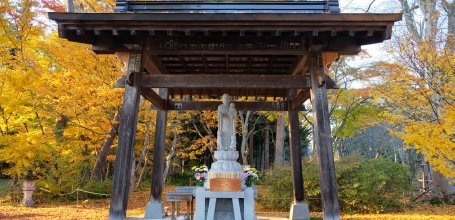 Oku Aizu (Yanaizu), statue bouddhique du temple Enzo-ji avec feuillage doré en automne