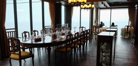 Restaurant de cuisine occidentale Uminoya (Seikaiha), salle avec vue sur la mer intérieure de Seto à l'étage