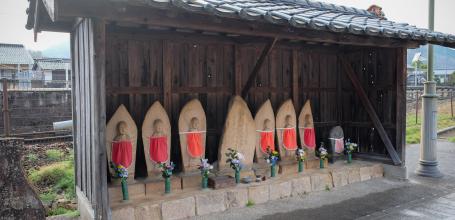 Takeda, statues bouddhistes dans le quartier autour de la gare