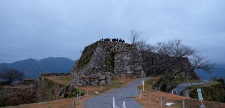 Ruines du château de Takeda, spectateurs à l'aube en novembre
