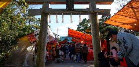 Myoho-ji (Fuji City), allée du temple et stands pendant le festival Bishamonten Taisai
