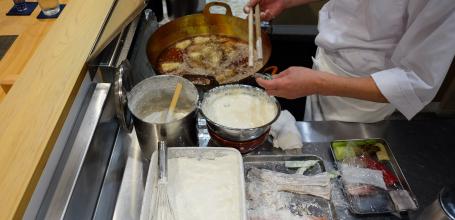 Tempura Tobari, chef Tobari en train de cuisiner des tempura 2