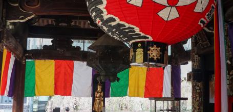 Rokkaku-do (Kyoto), grosse lanterne rouge en papier du temple