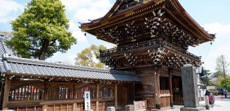 Hana Matsuri au temple Nishiarai Daishi (Tokyo), porte principale Nio-mon